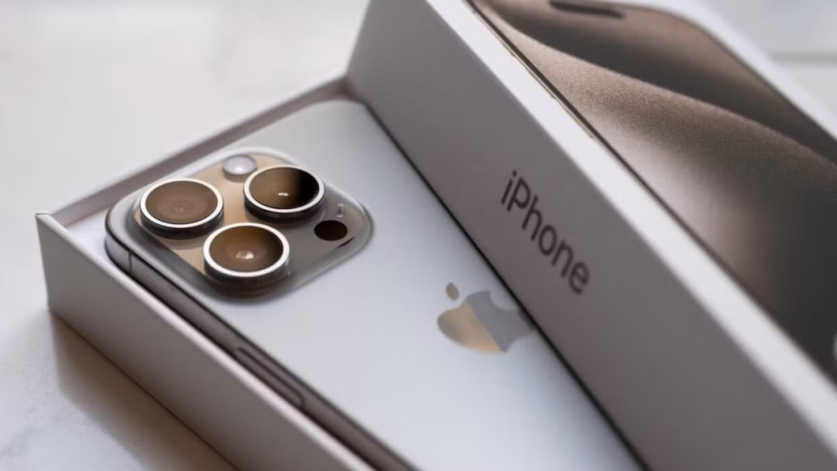 Theo Jeff Pu, cả bốn mẫu iPhone 17 đều sẽ có camera trước 24MP. Đây là nâng cấp đáng kể so với camera trước 12MP hiện tại mà Apple đang sử dụng. Trước đó, một nhà phân tích khác là Ming-Chi Kuo cũng báo cáo rằng iPhone 17 sẽ có camera trước 24MP được nâng cấp.
