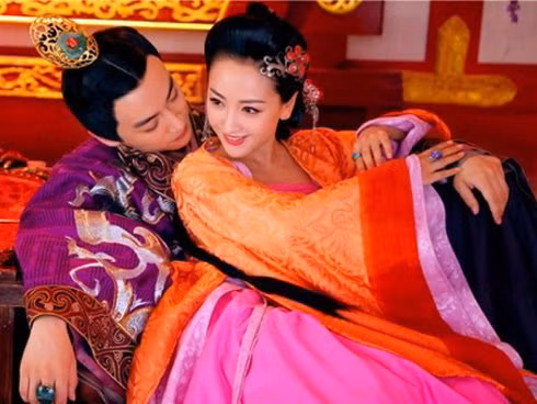 Điều này cũng có thể nhìn ra từ thái độ đi đứng thường ngày của những phi tần đó, nhưng sau khi được sủng ái thì phong độ càng lộ rõ.
