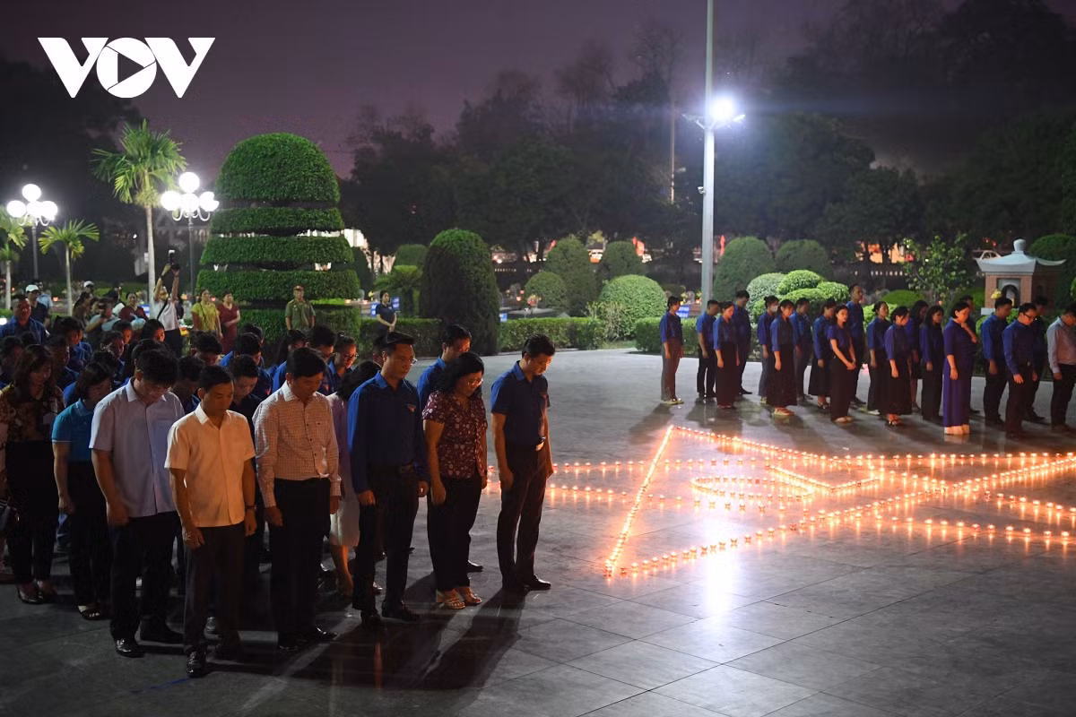 Trước anh linh các anh hùng liệt sĩ, đoàn viên, thanh niên Điện Biên đã ôn lại truyền thống hào hùng của Chiến thắng Điện Biên Phủ lịch sử năm 1954, bản anh hùng ca bất diệt, ghi vào lịch sử của dân tộc bằng những trang vàng chói lọi.