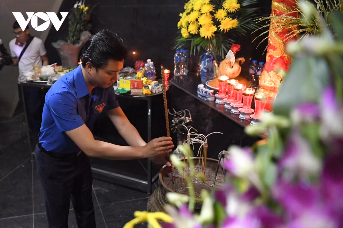 Anh Nguyễn Minh Triết, Bí thư Trung ương Đoàn, Chủ tịch Hội Sinh viên Việt Nam thắp hương tưởng niệm.