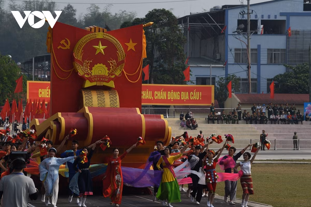 Các khối nghi trượng và đội hình diễu binh, diễu hành tiến vào lễ đài. Đi đầu là Quốc huy nước Cộng hòa Xã hội Chủ nghĩa Việt Nam.