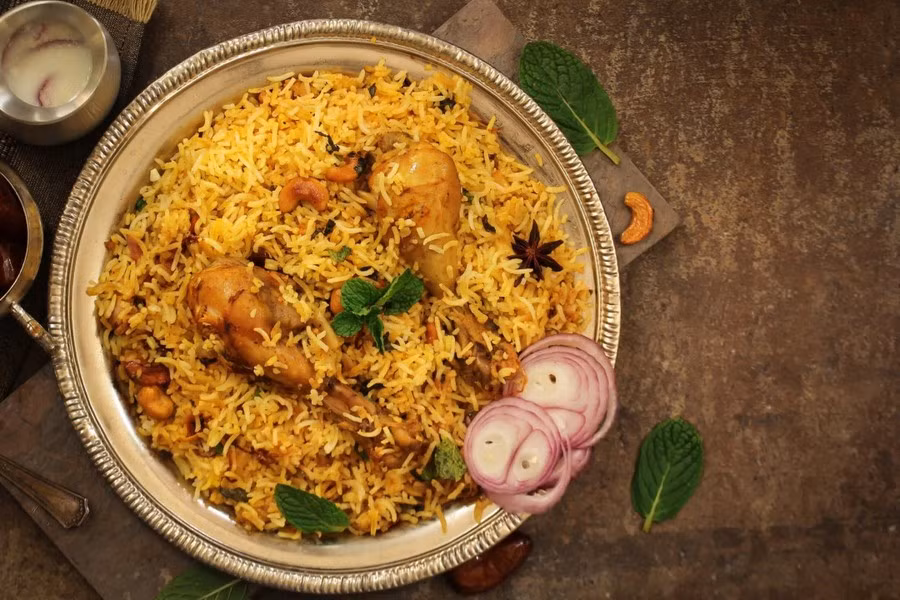 Bữa ăn sẵn của binh sĩ Ấn Độ là các món ăn phổ biến như gà/thịt cừu/rau biryani và cà ri, cơm rang, gia vị và chikki (một loại đồ ngọt truyền thống của Ấn Độ thường được làm từ các loại hạt và đường)