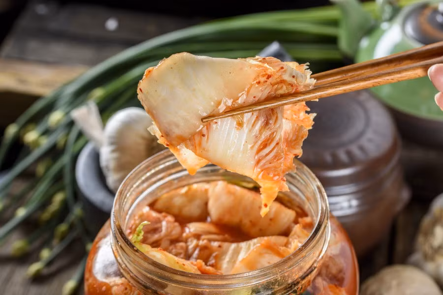 Với quân đội Hàn Quốc, bữa ăn đóng hộp có cơm trắng với thịt và rau, cơm với đậu đỏ, xúc xích, kim chi, đậu đen, dầu mè có hương vị, gia vị…