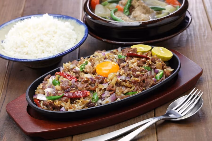 Khẩu phần dã chiến của lực lượng vũ trang Philippines có cơm cá ngừ sốt, xúc xích gà sốt, cơm cá mòi, mì ăn liền, bánh quy giòn, đậu phộng, trà gừng và bánh quy.