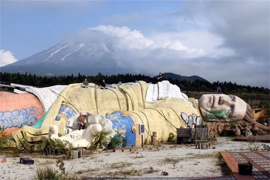 Công viên Gulliver Travels - Kawaguchi, Nhật Bản nổi tiếng với bức tượng nằm khổng lồ.