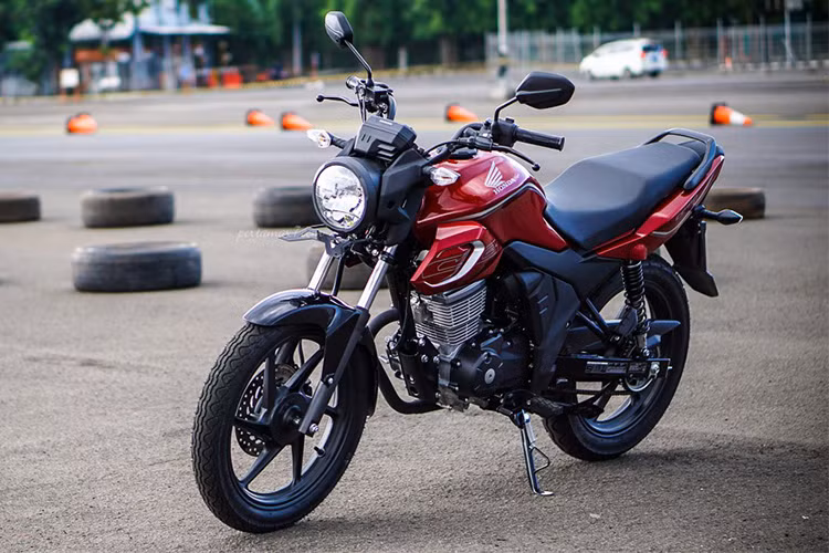 Thương hiệu xe máy Nhật tại Indonesia vừa chính thức ra mắt mẫu xe côn tay giá rẻ Honda CB150 Verza 2018. Mẫu xe này được nâng cấp thiết kế so với phiên bản trước đó nhằm hướng tới những khách hàng cần một chiếc môtô côn tay bền bỉ để di chuyển hàng ngày với giá bán hợp lý.