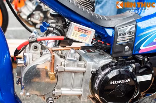Đầu nòng xi-lanh của Exciter 135cc. Để kết hợp 2 bộ phận này với nhau, chủ nhân chiếc xe đã tốn không dưới 40 triệu để đạt sức mạnh như ý.Vì điều kiện làm việc ở cường độ cao, máy xe còn được độ thêm bộ ống thoát khí từ máy, hệ thống này được làm bằng đồng khá tinh xảo.