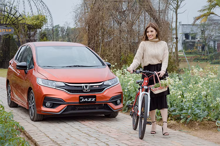 Honda Jazz sở hữu động cơ i-VTEC 4 xy-lanh dung tích 1.5L cho công suất tối đa 118 mã lực tại 6.600 vòng/phút và mômen xoắn cực đại 145 Nm tại 4.600 vòng/phút. Sử dụng hộp số vô cấp CVT với cơ chế G-design tối ưu vận hành và công nghệ Earth Dreams, Honda Jazz có mức tiêu thụ nhiên liệu trong điều kiện tiêu chuẩn là 5,6 l/100 km.