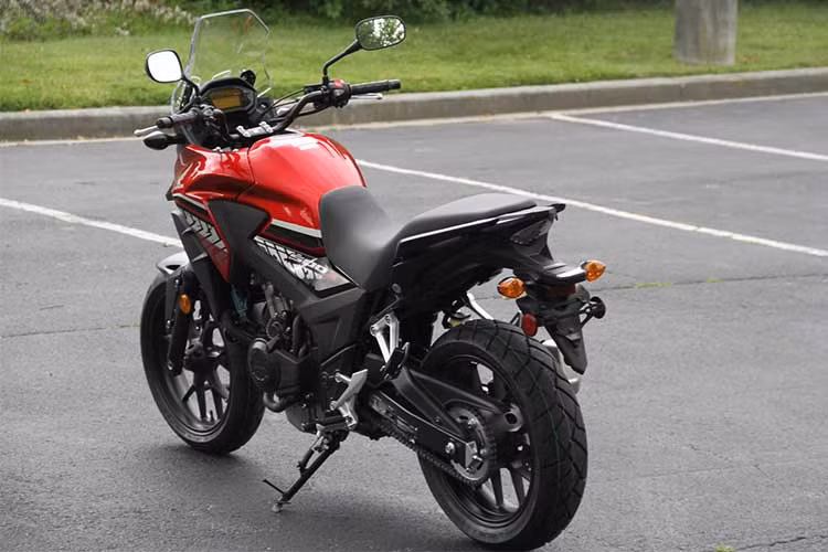 Ở phiên bản nâng cấp cho năm 2018, Honda CB500X mới sở hữu thiết kế không đổi so với trước nhưng được nâng cấp một số chi tiết ấn tượng hơn. Nếu chú ý quan sát bạn sẽ thấy nó khá giống với ngoại hình và tem thiết kế của phiên bản 400X tại thị trường Nhật Bản.