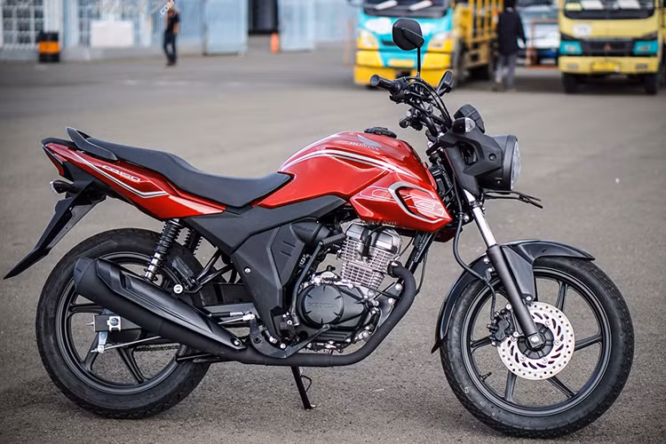 Honda CB150 Verza bản nâng cấp sẽ nằm dưới "người anh em" CB150R Streetfire hiện tại trong danh mục sản phẩm của hãng ở Indonesia. Xe sở hữu khcish thước nhỏ nhắn với hiều dài, rộng và cao lần lượt là 2.056mm x 742mm x 1.054mm cùng trọng lượng tổng thể khoảng 129kg