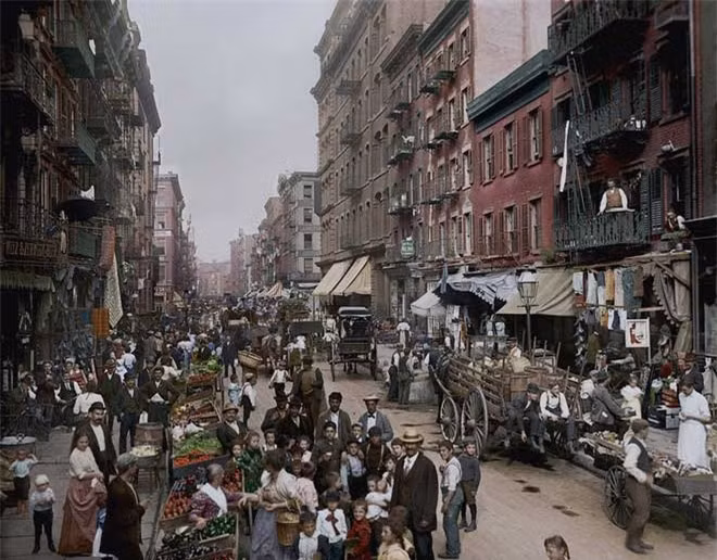 Con phố Mulberry trong khu Little Italy, New York tấp nập người qua lại vào những năm 1900. Sở dĩ nó được đặt tên như vậy vì có rất nhiều cây dâu tằm (mulberry).