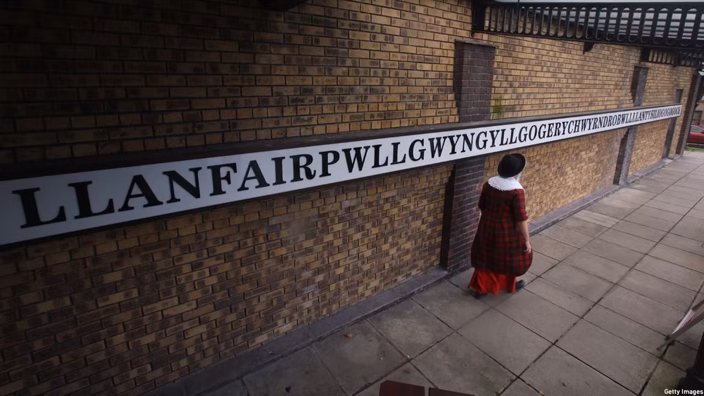 Llanfair­pwllgwyngyll­gogery­chwyrn­drobwll­llan­tysilio­gogo­goch (58 chữ cái): Đến đảo Anglesey ở xứ Wales, du khách có thể ghé thăm trị trấn có tên dài nhất Vương quốc Anh. Tên gọi này được sáng tạo ra vào những năm 1860 với mục đích quảng bá. Tên thị trấn còn có một phiên bản ngắn hơn nhưng cũng không dễ đọc hơn là mấy: Llanfairpwllgwyngyll. Nằm bên eo biển Menai, nơi đây có dân số khoảng hơn 3.000 người với không gian bình yên, khí hậu trong lành và kiến trúc độc đáo cho du khách tham quan. Ảnh: BBC.
