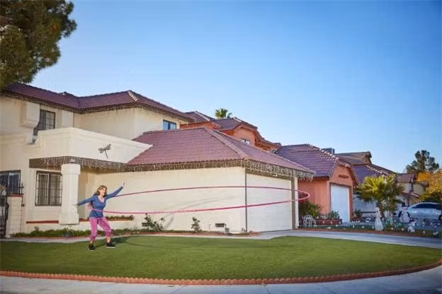  Kỷ lục lắc chiếc vòng lớn nhất thuộc về người hướng dẫn lắc vòng (hula hoop) chuyên nghiệp, Getti Kehayova tại bang Nevada, Mỹ. 