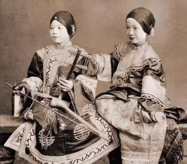 Hai kỹ nữ ở Hồng Kông năm 1901. Mặc dù ca hát là công việc chính nhưng nếu được trả một mức phí hợp lý, họ cũng có thể bán thân.