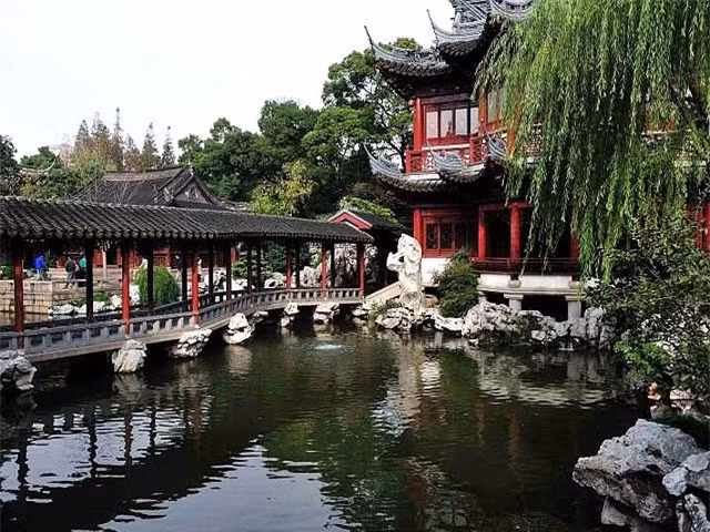 9. Vườn cổ Tô Châu - Trung Quốc: Các khu vườn lịch sử của Trung Quốc được biết đến với sự tích hợp tuyệt đẹp của các yếu tố tự nhiên như nước, đá và các con đường để phản ánh các giá trị văn hóa và trí tuệ của các triều đại. Các thế hệ của những người làm vườn ở tỉnh Giang Tô đã duy trì cảnh quan thực vật trong 8.000 năm qua. Có hơn 60 khu vườn lâu đời nhất vẫn còn tồn tại. 