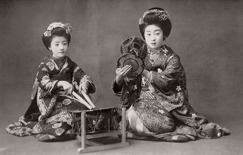  Cùng nhau biểu diễn Taiko và Kotsuzumi. 
