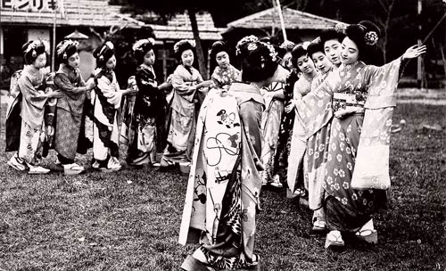  Họ cùng nhau chơi trò Toryanse trên thảm cỏ. 