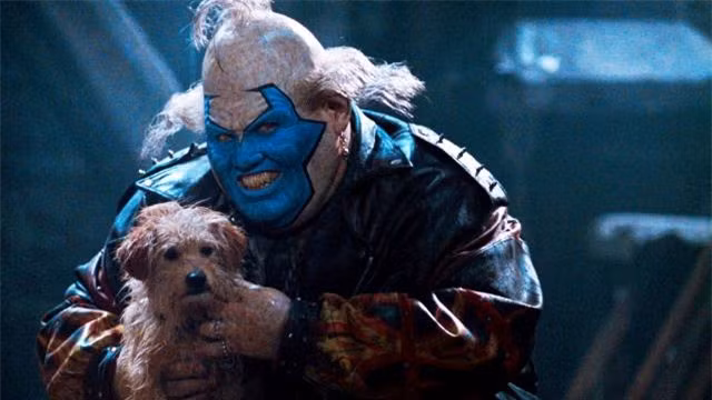 5. Clown (John Leguizamo) – Phim Spawn (1997): Chú hề trong Spawn thực chất là một con quỷ có nhiệm vụ bắt Al “Spawn” Simmons làm việc cho các thế lực của Địa ngục. Không ai biết được tại sao con quỷ này lại chọn hình dáng này để đội lốt. Tuy nhiên, trong nguyên bản truyện tranh của tác giả Todd McFarlane, chú hề này khá giống với John Wayne Gacy – một tên sát nhân chuyên đội lốt chú hề để tìm con mồi.