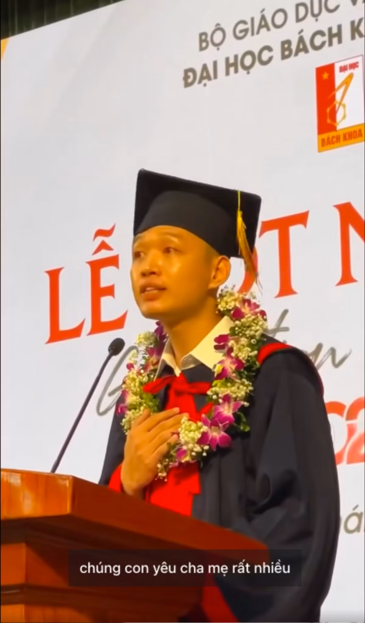 Thu khoa tot nghiep xuat sac DH Bach khoa phat bieu gay xuc dong
