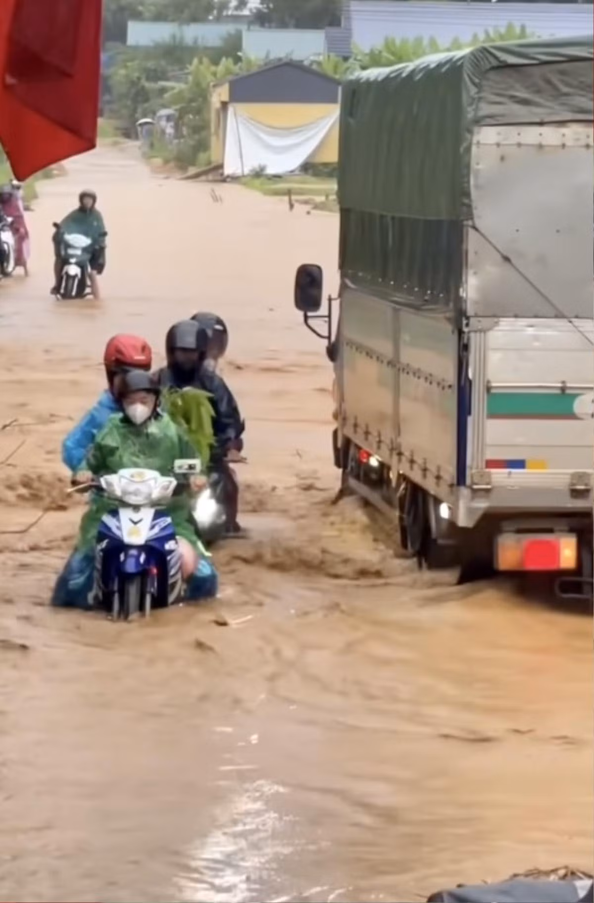 Xe máy suýt bị lũ cuốn, tài xế xe tải hành động bất ngờ - Hình 2 Xe may suyt bi lu cuon, tai xe xe tai hanh dong bat ngo-Hinh-2