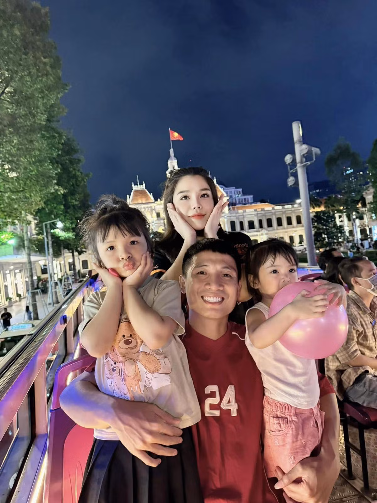 Vợ chồng Bùi Tiến Dũng sắp chào đón thêm thành viên mới Vo chong Bui Tien Dung sap chao don them thanh vien moi