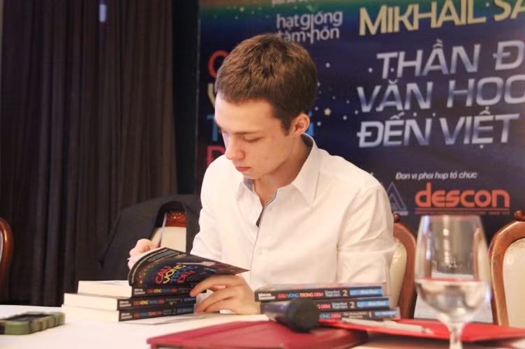 Mikhail Samarsky ký tặng mọi người quyển sách "Cầu vồng trong đêm" do chính mình là tác giả và được dịch sang tiếng Việt phát hành tại Việt Nam.