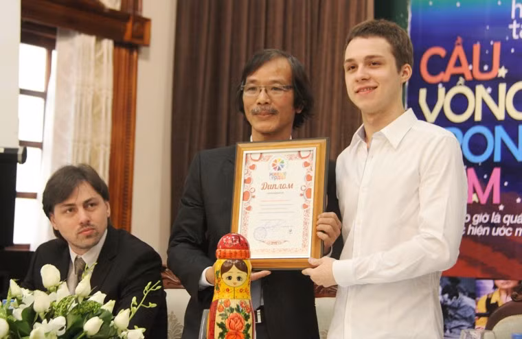 Tại buổi gặp mặt truyền thông, Mikhail Samarsky đã tặng cho nhà dịch giả sáng tác của mình bằng chứng nhận dịch giả vinh dự.