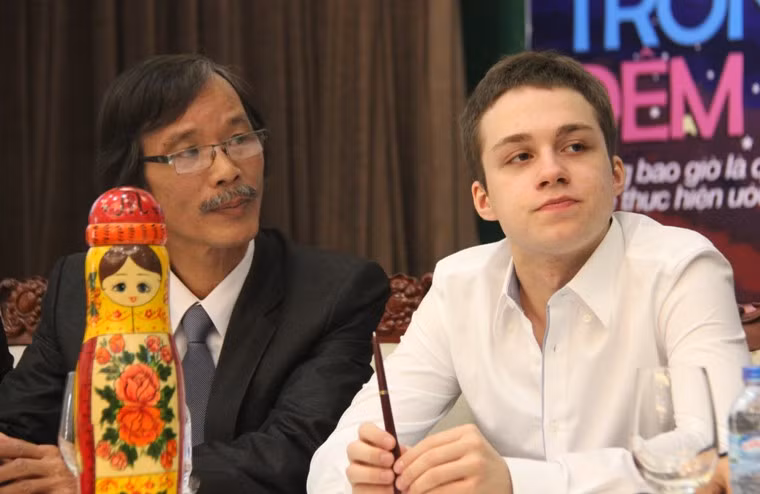 Hiện thần đồng 17 tuổi đã sáng lập quỹ "Những trái tim đang sống" nhằm quyên tiền mua máy đọc chữ nổi và những thiết bị chuyên dùng cho người khiếm thị điều khiển bằng máy vi tính.