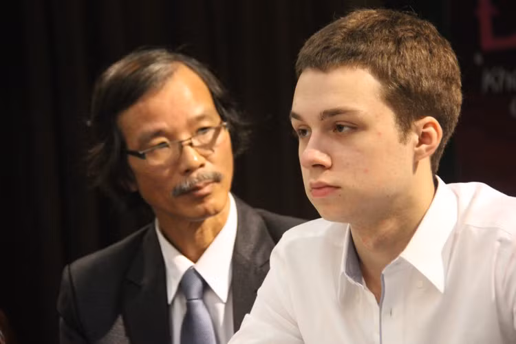 Mikhail là một cậu bé còn độ tuổi đi học nhưng được giới nghiên cứu chuyên môn về văn học và truyền thông Nga đánh giá là một hiện tượng đặc biệt tài năng không chỉ ở nước Nga mà của cả thế giới và được gọi là thần đồng Nga viết sách từ năm 12 tuổi. Ảnh: Mikhail Samarsky và dịch giả Phạm Bá Thủy - người dịch truyện của thần đồng từ tiếng Nga sang tiếng Việt. Mikhail là một cậu bé còn độ tuổi đi học nhưng được giới nghiên cứu chuyên môn về văn học và truyền thông Nga đánh giá là một hiện tượng đặc biệt tài năng không chỉ ở nước Nga mà của cả thế giới và được gọi là thần đồng Nga viết sách từ năm 12 tuổi. Ảnh: Mikhail Samarsky và dịch giả Phạm Bá Thủy - người dịch truyện của thần đồng từ tiếng Nga sang tiếng Việt.
