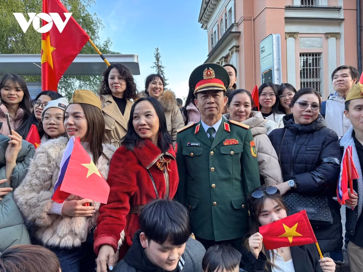 Đông đảo người Việt tại Nga chụp ảnh với Thiếu tướng Nguyễn Văn Thanh - Phó Hiệu trưởng Trường Sĩ quan Lục quân 1. 1