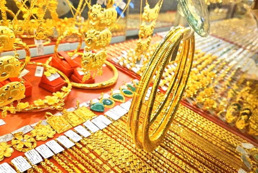 Giá vàng hôm nay 13/05: Rơi thẳng đứng? Gia vang hom nay 13/05: Roi thang dung?