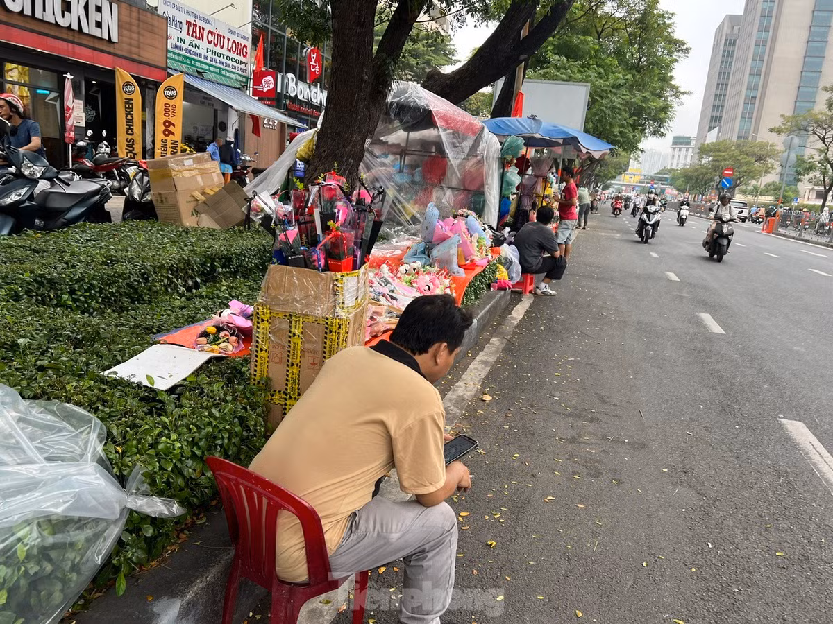Tuy nhiên, theo ghi nhận của phóng viên trong ngày 14/2, đa số các quầy kinh doanh hoa, quà tặng đều rất vắng khách. "Tôi đã dọn hoa, quà tặng đến đây bán được hai ngày nhưng khách rất vắng. Hôm nay thời tiết ở TPHCM có mưa nên có thể sẽ ít người mua hơn. Chúng tôi đang hy vọng vào buổi chiều tối nay sẽ khả quan hơn nhưng cũng rất lo lắng" - ông Võ Văn Hà có thâm niên gần 5 năm bán hoa dịp lễ cho biết.