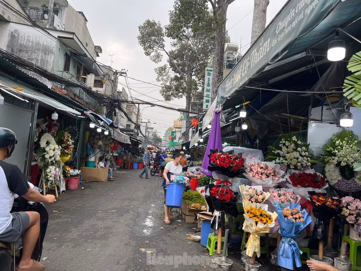 Khu chợ hoa tươi Hồ Thị Kỷ thưa thớt khách đến xem và mua hoa làm quà tặng cho ngày Tình nhân.