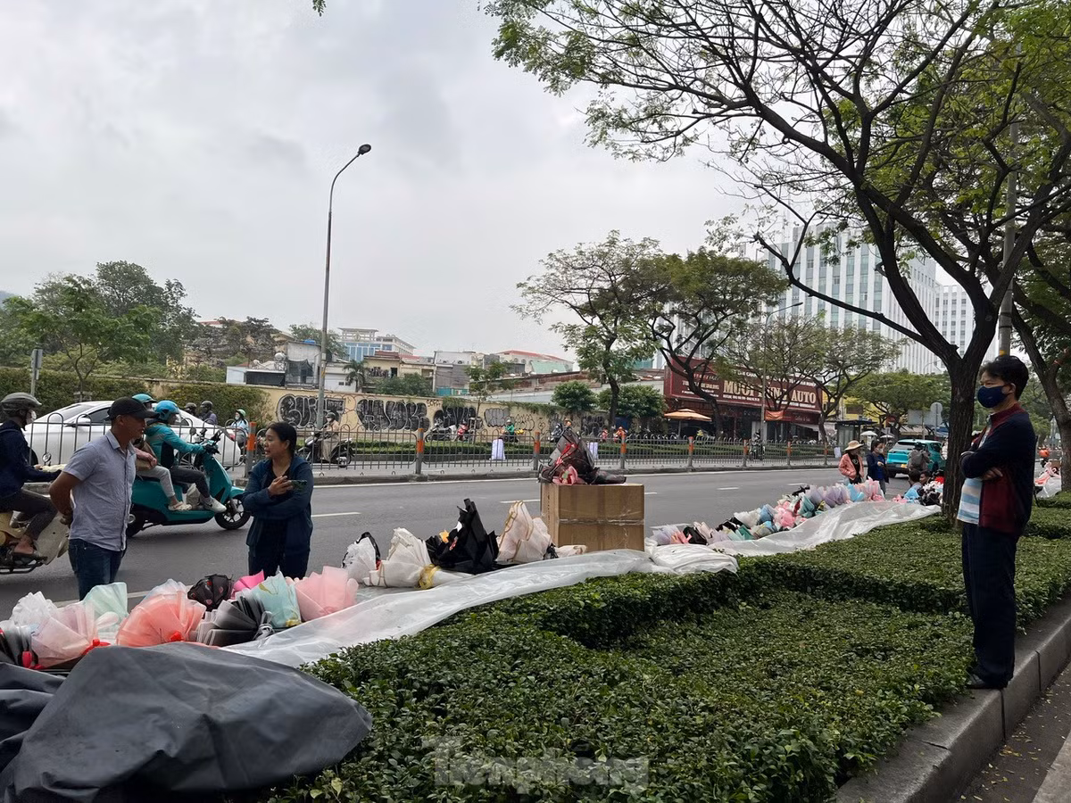 Người bán trông ngóng khách mua.