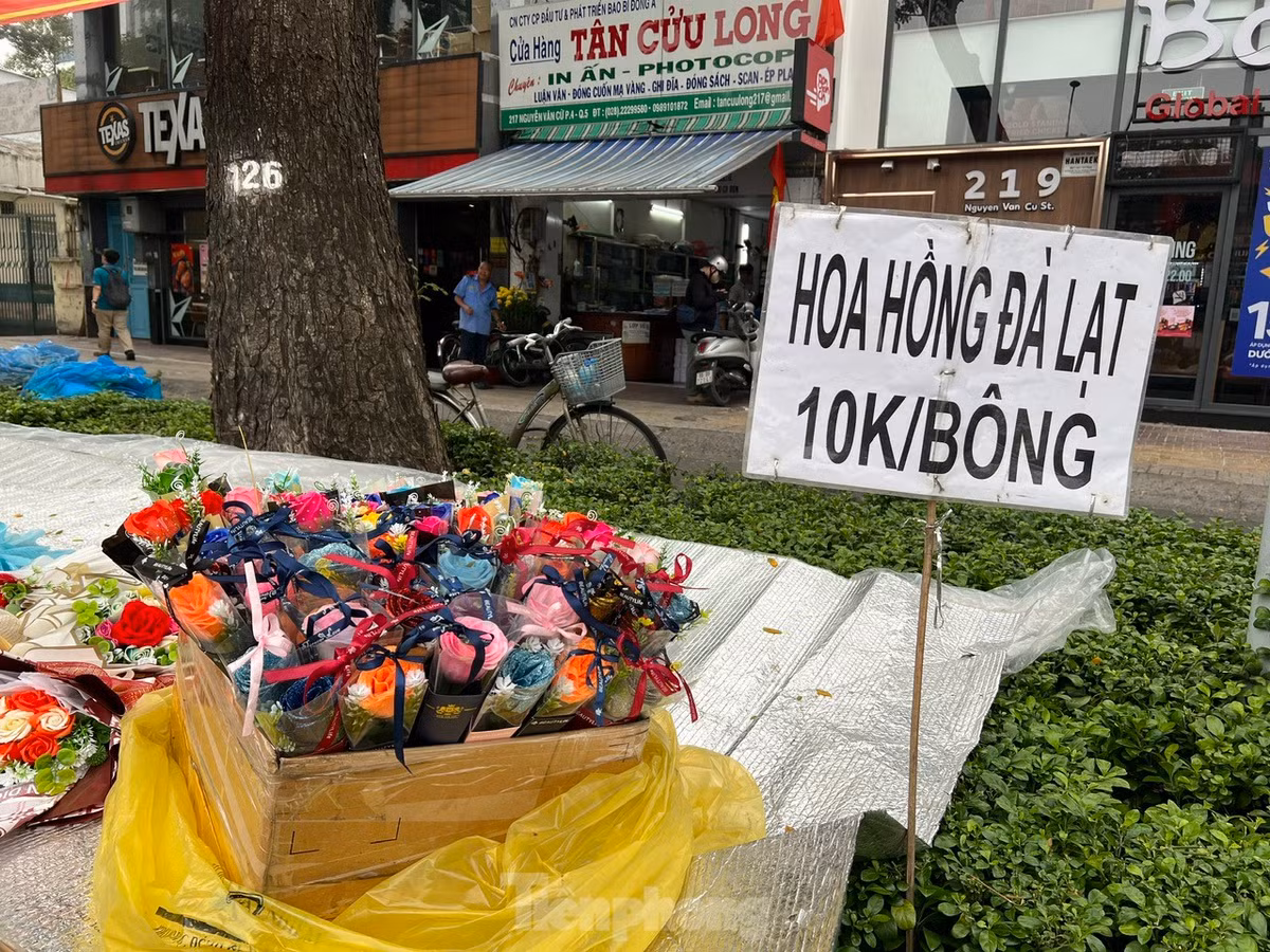 Hoa hồng Đà Lạt chỉ 10.000 đồng/bông. "Mặc dù hôm nay đúng ngày 14/2 nhưng giá hoa không tăng, thậm chí còn giảm ngay từ đầu ngày để hút khách mua" - chị Lan (bán tươi ở góc đường Nguyễn Văn Cừ, quận 5) cho biết.