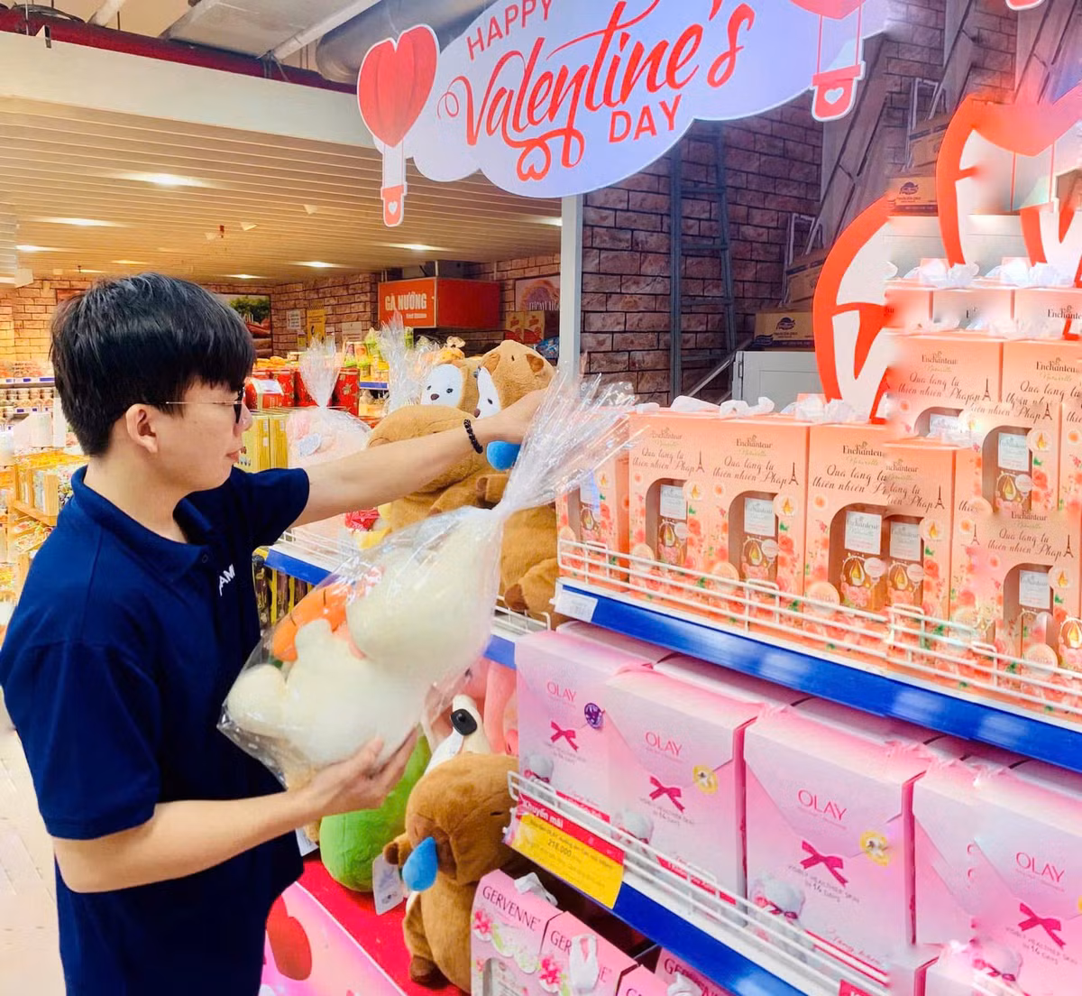 Các siêu thị cũng tung quà tặng gấu bông, hoa làm bằng bánh kẹo, trái cây, quà tặng mỹ phẩm... phục vụ nhu cầu mua sắm của khách hàng. Nhiều mặt hàng giá giảm 30 - 50% để kích thích sức mua.