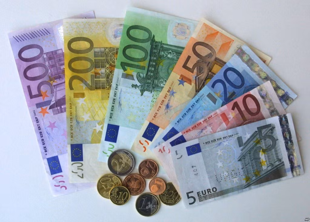  10. Ngày 1/1/2002: Đồng Euro trở thành tiền tệ hợp pháp tại 12 quốc gia thành viên Liên minh châu Âu, một cột mốc lịch sử quan trọng trong quá trình nhất thể hóa châu Âu.