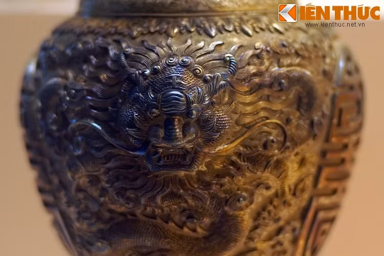 Hình rồng chạm nổi tinh xảo trên thân một chiếc bình bằng bạc, đồ thờ trong hoàng cung nhà Nguyễn.