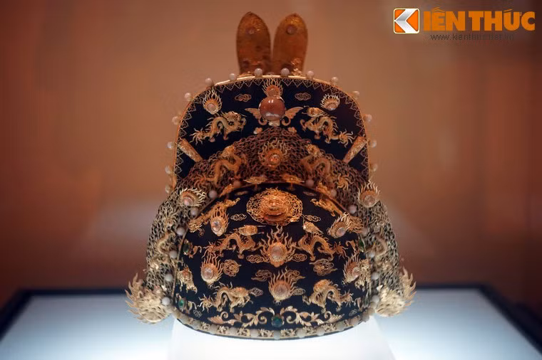 Mũ thượng triều của vua nhà Nguyễn với 35 con rồng bằng vàng ròng được gắn ở nhiều vị trí khác nhau. Những hiện vật trong bộ sưu tập bảo vật cung đình này có giá trị đặc biệt, phản ánh toàn diện đời sống ở hoàng cung nhà Nguyễn xưa.