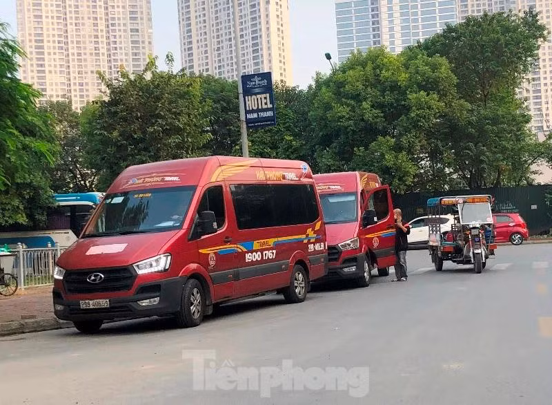 Tại ngã ba phố Tú Mỡ - Nguyễn Quốc Trị trở thành bến đỗ để xe hợp đồng của nhà xe Hải Phòng Travel hoạt động.