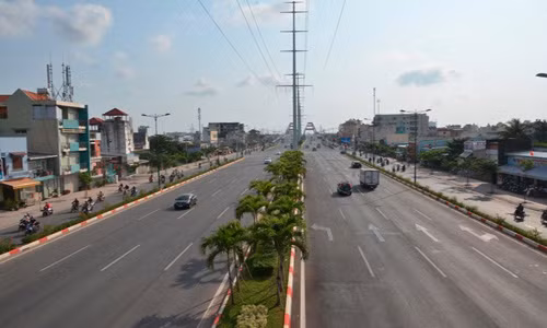 Đường Phạm Văn Đồng đang được thi công nước rút để hoàn thành toàn tuyến vào cuối năm 2015.