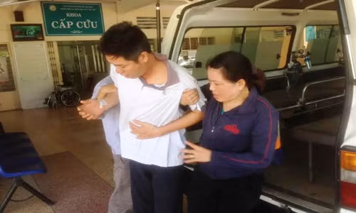 Thời điểm anh Cường được đưa vào bệnh viện ĐKKV Thủ Đức cấp cứu sau khi bị lọt xuống hố công trình hào kỹ thuật.