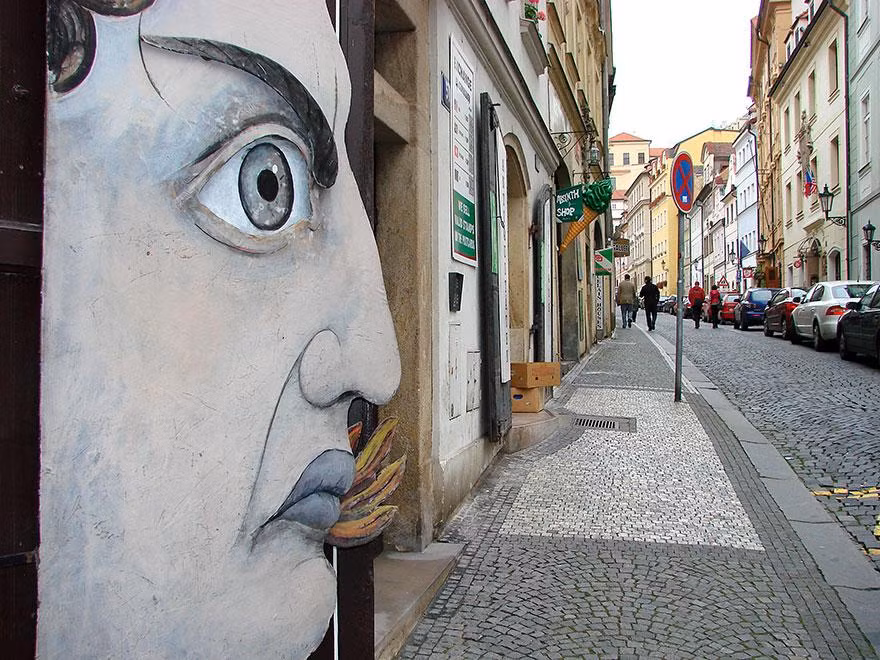 Trên những con phố lát gạch đá cổ kính ở Prague, một bức tranh tường sáng tạo như thế này sẽ tạo ấn tượng, một cái nhìn mới mẻ đầy bất ngờ dành cho các du khách.