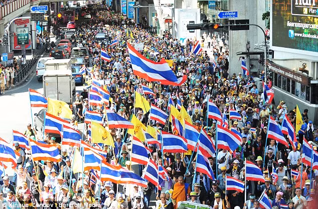 Trong khi đó, nữ Thủ tướng Yingluck đã bác bỏ yêu sách từ chức và giải thể quốc hội, bất chấp áp lực mạnh mẽ từ những người biểu tình.