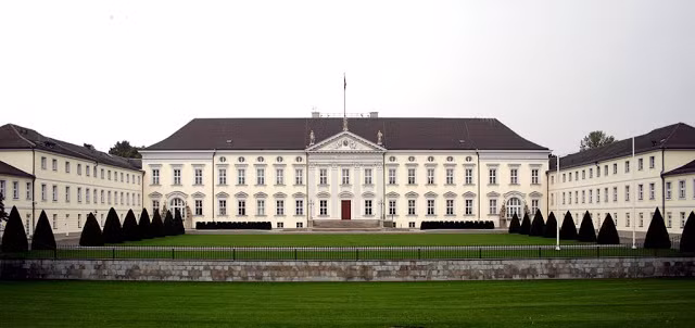 6. Điện Bellevue là một lâu đài ở trung tâm Berlin, nằm trên bờ phía bắc của công viên Tiergarten, bên cạnh Spree, gần Đài Chiến Thắng Berlin. Nơi đây trở thành dinh thự của Tổng thống Đức kể từ năm 1994.