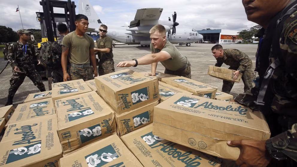 Lính Mỹ và Philippines xếp hàng cứu trợ để gửi tới nạn nhân bão Haiyan.