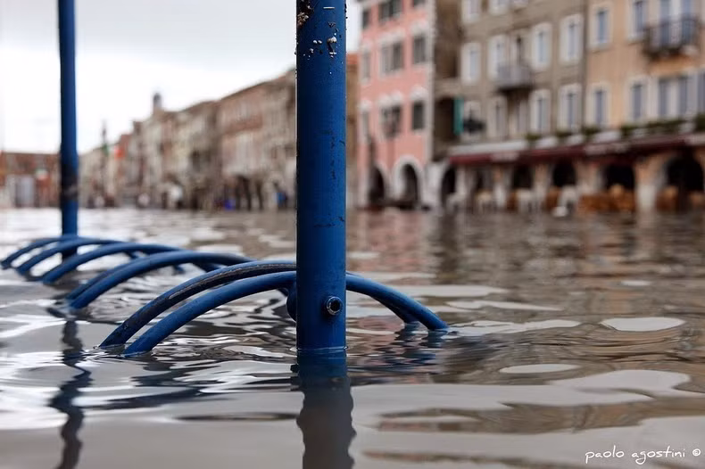 Lũ lụt biến phố Venice, Chioggia thành sông.