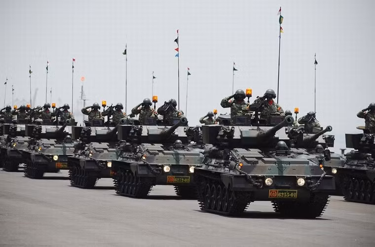 Trong ảnh là đội hình xe tăng chiến đấu hạng nhẹ AMX-13 của Lục quân Indonesia. Đây từng là là loại xe tăng “xương sống” của lực lượng tăng – thiết giáp Indonesia (số lượng 275 chiếc). AMX-13 do Pháp sản xuất, trang bị pháo 75mm.
