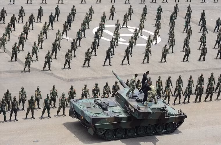 Xe tăng chiến đấu chủ lực hiện đại Leopard 2A4 của Lục quân Indonesia trong màn thao diễn cùng các binh sĩ. Indonesia đã mua 103 xe tăng Leopard 2A4/2A6 từ Đức để tăng cường sức mạnh, hiện đã nhận 26 chiếc. Đây là một trong những loại xe tăng hiện đại nhất thế giới hiện nay, trang bị giáp phức hợp, pháo nòng trơn 120mm cùng hệ thống điều khiển hỏa lực tiên tiến.