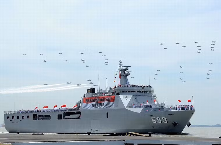 Một trong các tàu vận tải độ bộ lớn nhất Hải quân Indonesia thuộc lớp Makassar mang tên KRI Banda Aceh (593). Con tàu có lượng giãn nước toàn tải 11.394 tấn, dài 122-125m, chở được 40 xe thiết giáp, 218 lính, 2 tàu đổ bộ nhỏ.